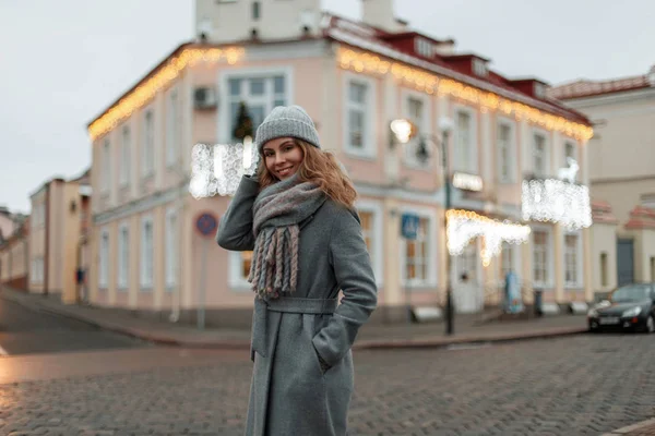 Krásná šťastná usmívající se dívka v šedé vintage kabátě s módní a k — Stock fotografie