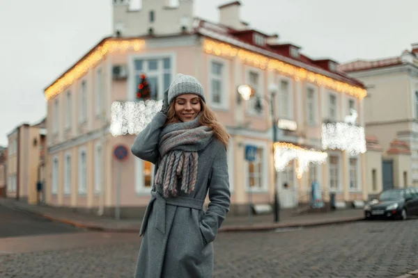 Lycklig kvinna i en grå stickad Modekläder med mode vinta — Stockfoto