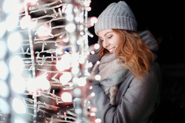 세련 된 니트 겨울 옷에 행복 한 아름 다운 여자와 — 스톡 사진