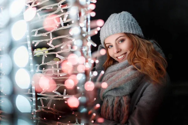 Vacker glad kvinna med ett leende i stickade vinter mode clo — Stockfoto