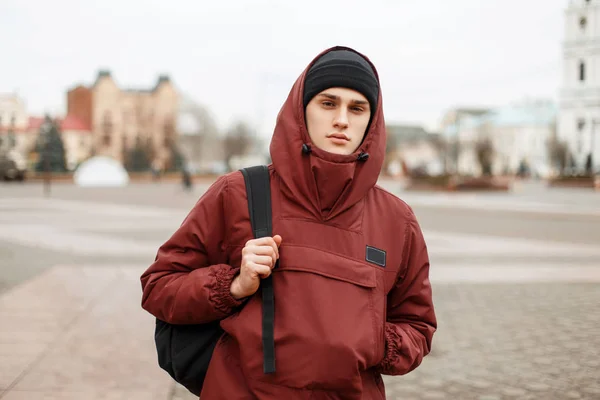 Mooie modieuze man in een rood stijlvol jasje met capuchon wi — Stockfoto