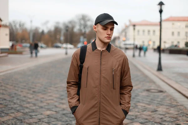 Stijlvol trendy man in een vintage jas en een cap met een zwart — Stockfoto