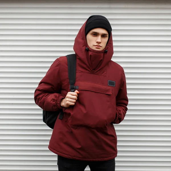Elegáns fiatalember egy divatos téli piros sport dzseki — Stock Fotó