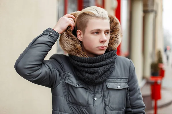 Guapo joven de moda con un peinado en un fas con estilo —  Fotos de Stock