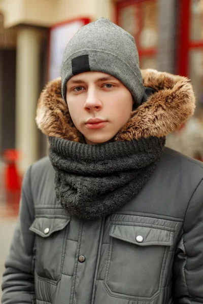 Retrato de inverno de um jovem em um inverno elegante da moda w — Fotografia de Stock