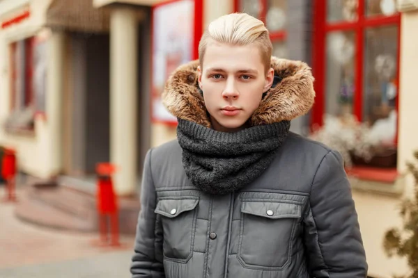 若い男のスタイリッシュなスカーフでおしゃれな冬のジャケット — ストック写真