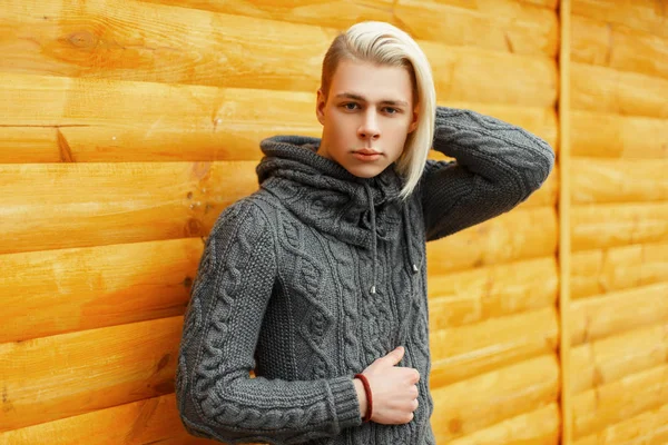 Csinos, fiatal férfi divatos vintage kötött pulóver jelent — Stock Fotó