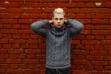 Son moda örgü kazak tuğla w poz yakışıklı genç adam