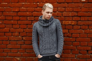 şık bir gri knitte bir saç kesimi ile şık yakışıklı