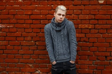 Örgü moda oyun içinde bir saç modeli ile yakışıklı genç adam