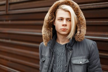 Bir başlık ile bir kış moda ceketli şık yakışıklı çocuk 