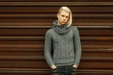 bir saç modeli örgü moda kazaklı genç adamla ne teşkil etmektedir.