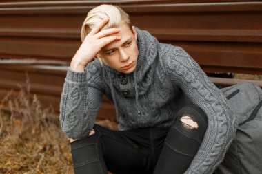 şık yakışıklı bir örme vintage bir saç modeli ile ter