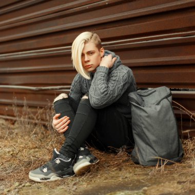 genç adamla şık bir saç modeli içinde bir moda örgü kazak 