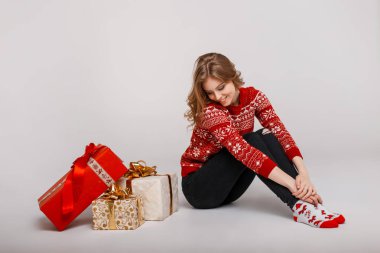 Vintage kış kazaklı genç mutlu kız hediyeler oturur