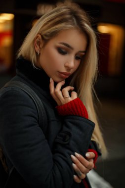 Bir moda genç güzel kız moda ceket akşam kırmızı bir kazak portresi