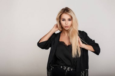 Genç sarışın model kadın moda siyah elbise