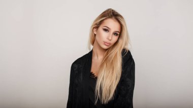 Güzel genç sarışın üst model kadın siyah moda giysiler