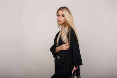 Seksi güzel genç sarışın kadın siyah şık moda elbise