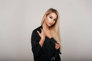 Genç güzel şık Amerikan model kadın siyah moda 