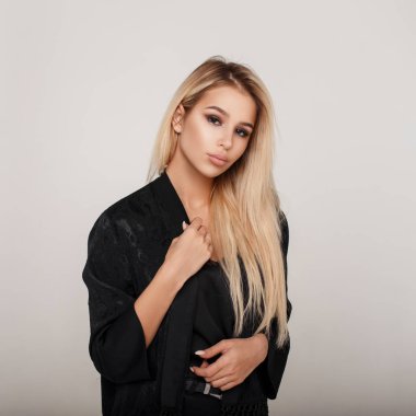 Studio siyah moda elbiseli sarışın güzel genç kadın 
