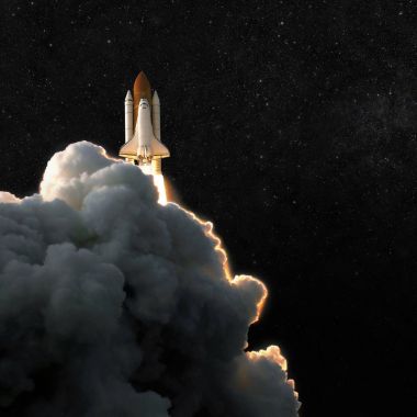 Uzay gemisi roket ve yıldızlı gökyüzünün. duman bulutları ile uzaya uzay aracı sinekler
