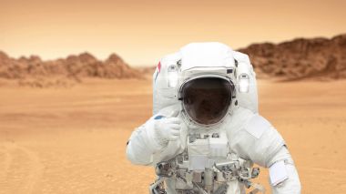 İnsanlar Mars gezegeni üzerinde. Astronot Mars'ta bir başparmak-up gösterir. Kızıl gezegen Mars peyzaj. Yeni bir gezegen Spaceman yaşıyor