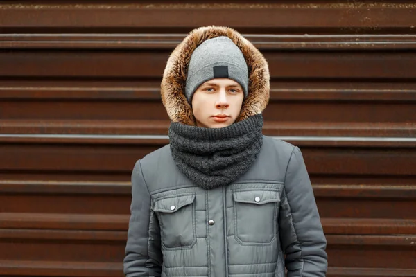 Belo homem na moda em um inverno jaqueta elegante com um — Fotografia de Stock