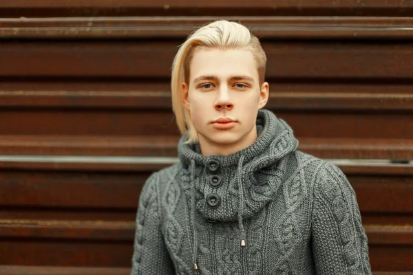 Homme blond à la mode avec une coiffure dans un swea élégant tricoté — Photo