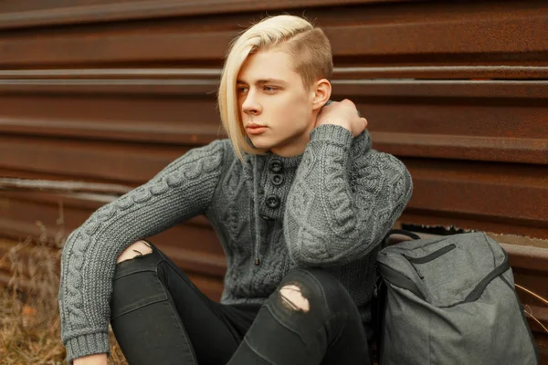 Κομψό ξανθιά νεαρός με ένα χτένισμα σε μια μόδα πουλόβερ wi — Φωτογραφία Αρχείου