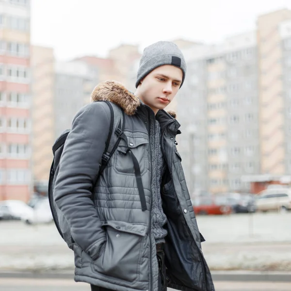Stijlvolle, modieuze jonge man in een winter mode jas met een — Stockfoto