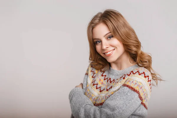 Szczęśliwy, piękna kobieta z uśmiechem w sweter vintage moda na szarym tle — Zdjęcie stockowe