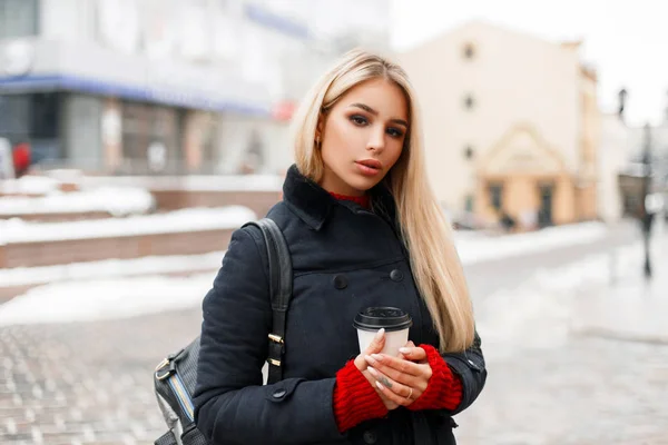 Güzel moda kız şehirde yürüyüş çanta trendy kışlık bir mont kahve ile — Stok fotoğraf