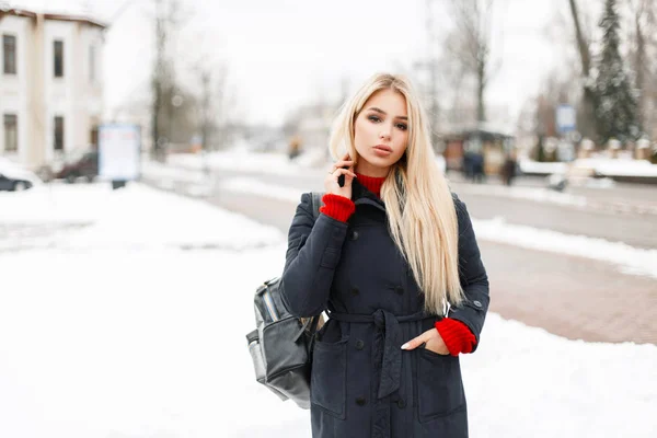 Стильна модна красива жінка в пальто з сумкою в зимовий день у місті — стокове фото