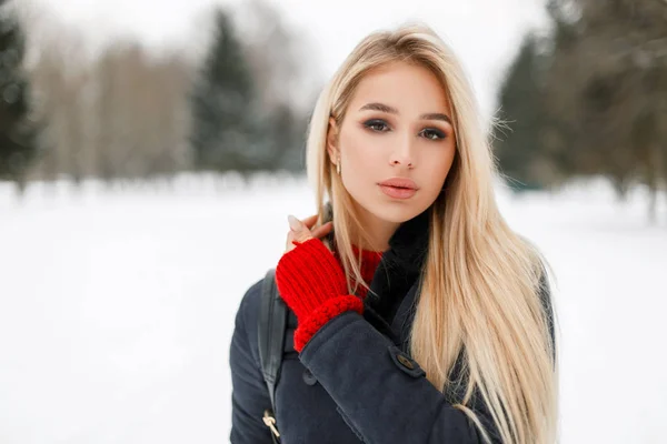 Zimowe portret kobiety model piękny blask w płaszcz moda na zewnątrz — Zdjęcie stockowe