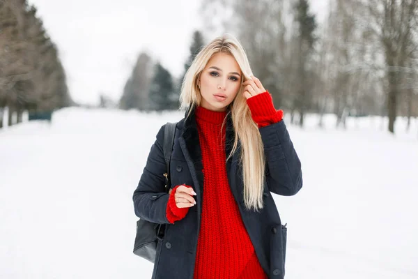 美丽的年轻金发女郎在时尚的冬季大衣散步户外在一个冬天的一天 — 图库照片