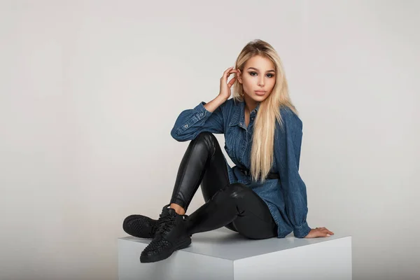 Όμορφη νεαρή μόδας μοντέλο κορίτσι σε μοντέρνα τζιν πουκάμισο με μαύρα παπούτσια ποζάρει στο studio — Φωτογραφία Αρχείου