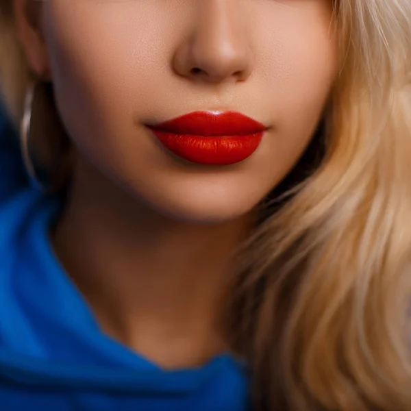 Hermosos labios rojos femeninos. Maquillaje de moda de cerca —  Fotos de Stock