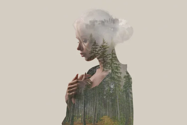 Dubbel exponering. Kreativa. Vacker flicka med en skog och träd inuti kroppen. Grå bakgrund — Stockfoto