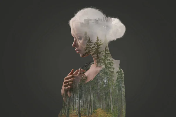 Vacker kvinna med skog, dimma och staden inuti kroppen på en mörk bakgrund. Dubbel exponering. Kreativa — Stockfoto