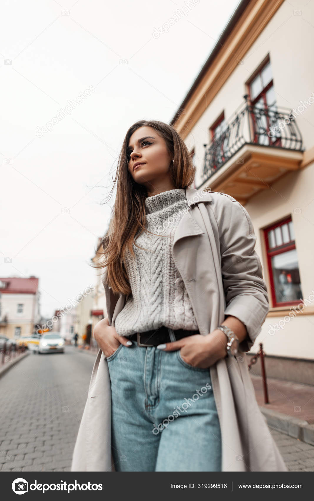klip tørre salat Europæiske unge moderne kvinde i stilfuldt efterår-foråret tøj står på en  gade i byen nær vintage bygninger. Trendy pige model i moderigtigt overtøj  udendørs. Sæsonbestemt dametøj . — Stock-foto © alonesdj #319299516