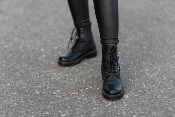 Közelkép a női lábak fekete trendi leggings bőr elegáns csizma. Divatos nő sétál a járdán. Retro stílusban. Őszi divatos női cipő. — Stock Fotó