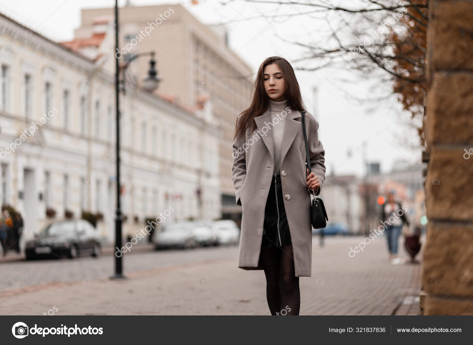 Elegante Joven Mujer Moderna Con Ropa Elegante De Otoño-primavera Se  Encuentra En Una Calle De La Ciudad Cerca De Edificios Antiguos. Modelo De  Chica Atractiva En Ropa Exterior De Moda Al Aire