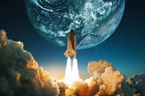 우주선은 지구와 함께 하늘 로 이 륙합니다. 로켓은 우주로 날아가죠. 성공 개념 — 스톡 사진