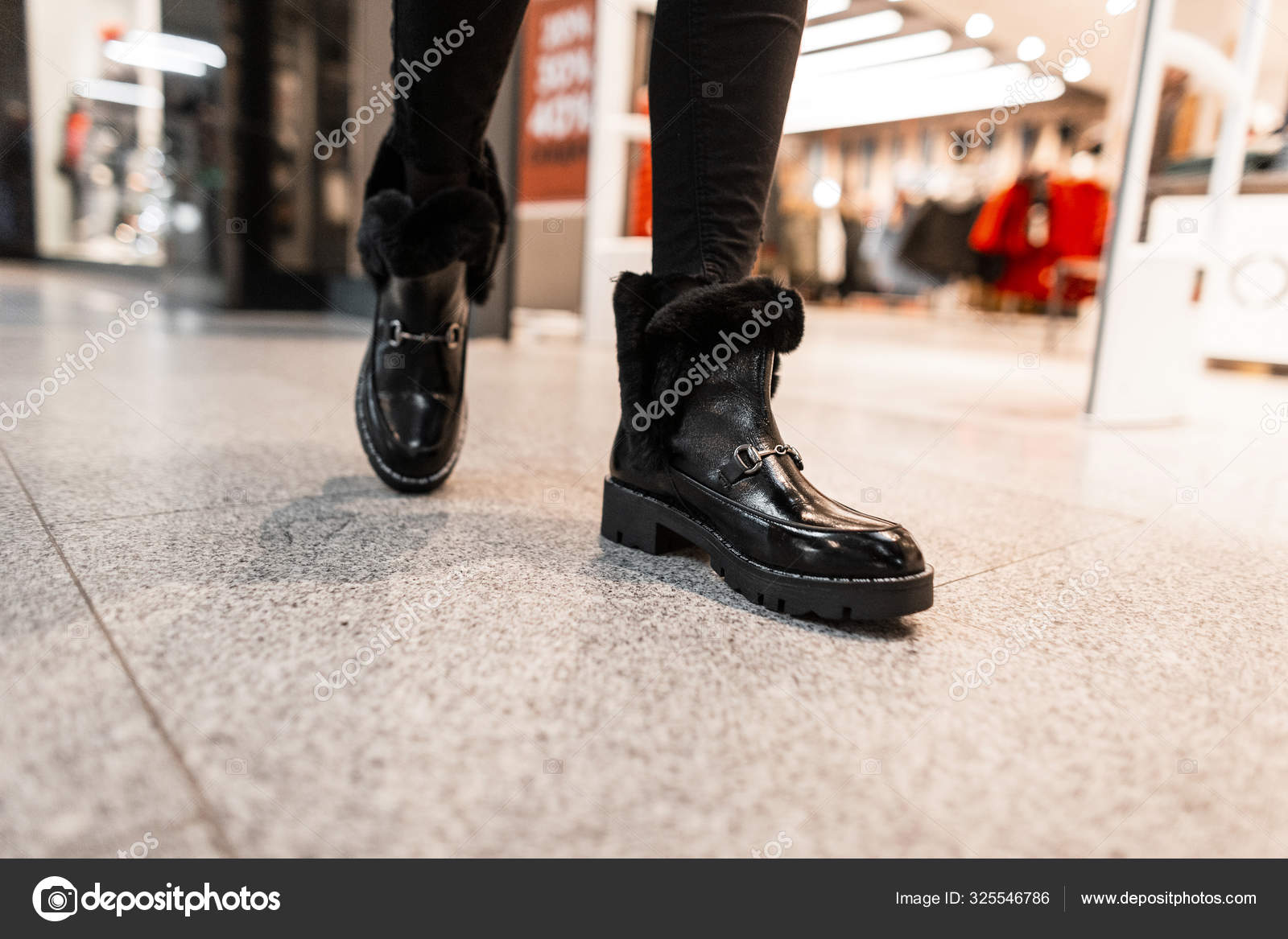 Zapatillas negras de moda en las piernas de una mujer en el estudio sobre  un fondo blanco piernas de una niña con hermosos zapatos de moda