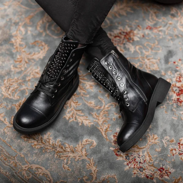 Deri, modaya uygun, kadın bacaklarına bağlanmış siyah sonbahar çizmeleri. Yeni şık sezonluk kadın ayakkabıları koleksiyonu. Günlük görünüşün ayrıntıları. — Stok fotoğraf