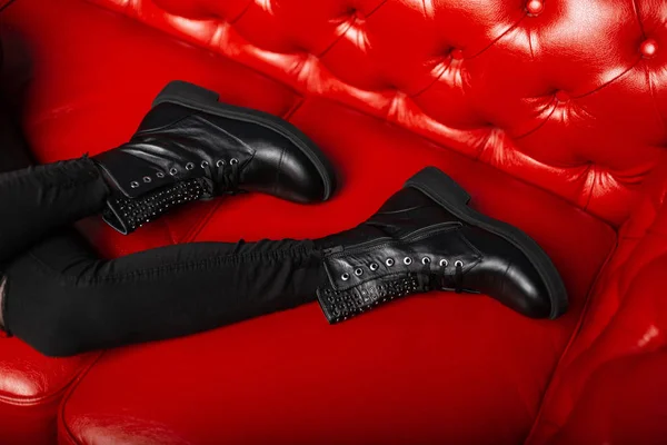 Vue de dessus sur les jambes féminines en jean vintage en cuir à la mode bottes à lacets noires. Gros plan sur les chaussures de saison pour femmes. Automne-hiver. Style . — Photo