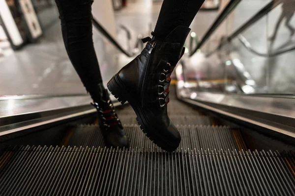 Крупним планом жіноче модне шкіряне чорне взуття з червоними черевиками. Стильні сезонні черевики. Молодіжна нова колекція осінньо-зимового жіночого взуття . — стокове фото