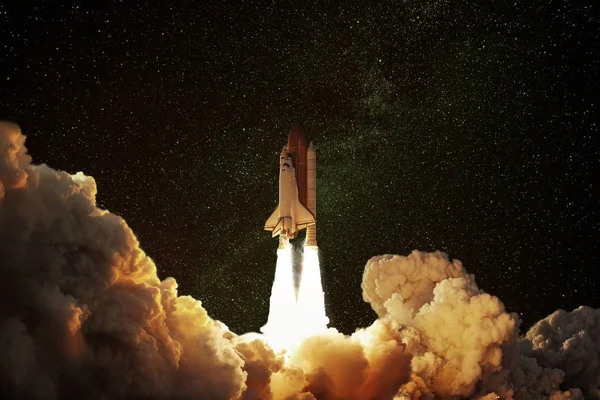 Space Rocket descola para o espaço. O conceito de uma viagem bem sucedida em uma nave espacial para outros planetas. Céu estrelado com ônibus — Fotografia de Stock