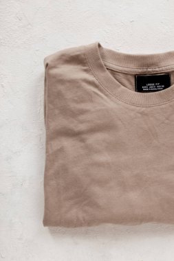 Beyaz bir arka planda pamuk içinde şık bir bej erkek kazak. Modaya uygun erkek kıyafetleri. Sıradan stil.